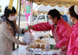 笑顔で販売を行う部員（右）