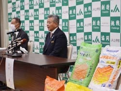 支援事業について説明する西村組合長（右）