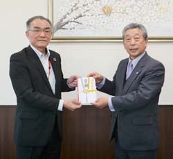 松澤理事長（左）に目録を手渡す田中組合長
