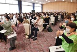 手話グループの発表に合わせ、会場全体で手話に挑戦
