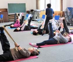 ストレッチ体操をする参加者