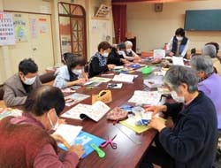 デコパージュで小物入れを作る参加者（11月8日、上田市東内）