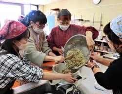 協力して五目おこわを作る参加者