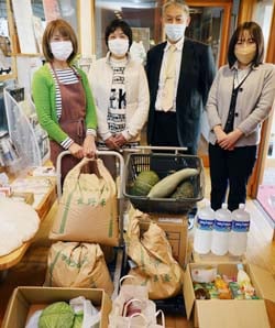 連携して地域に地元農産物などを寄付したJA女性部茅野市ブロック