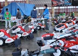 多くの農業機械が並んだ大商談会