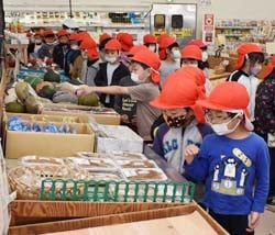 直売所の見学をする児童ら