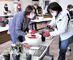 山口まゆみ講師（右側）から寄せ植えを教わる参加者