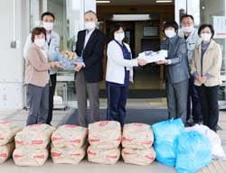 農産物を寄贈する川舩理事（左）ら