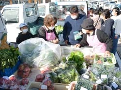 ズラリと並ぶ軽トラックの周囲に大勢集まり、最後の営業を楽しんだ