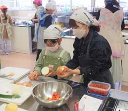 料理・デザートを調理する参加者ら