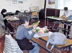 思い思いに花材をいける参加者