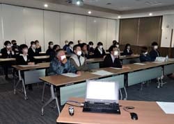 研修に耳を傾ける職員ら