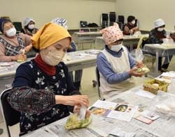 調味液を入りの野菜を揉みこむ女性部員