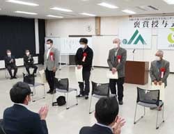 褒賞授与式で拍手を受ける受賞者