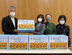 集まった種を贈呈するJA女性部三役