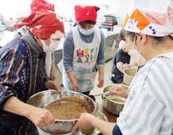 オリジナルのたれ作りに挑戦する参加者