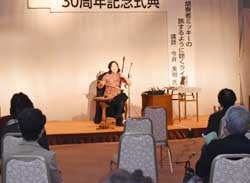 二胡を演奏する部員の今井さん（11月25日、長野県東御市田中）