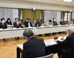 意見を述べる青壮年部員（左から2人目）