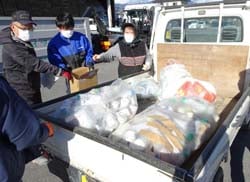 空容器を持ち込む生産者