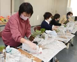 こだわりのこけ玉を作り上げる参加者