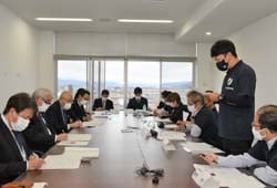 意見を述べる塾生と太田市長（左から2人目）（安曇野市豊科）