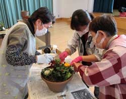 寄せ植えを楽しむ参加者（12月8日、長野県長和町長久保）