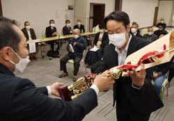 立毛品評会の最優秀賞を受賞した星野さん（右）