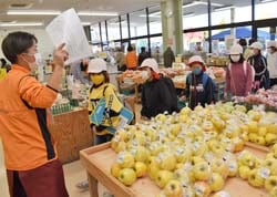 直売所での社会見学を楽しむ児童ら