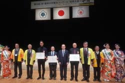 受賞者と関係者ら