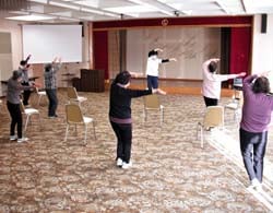 吉池講師の指導でリズム体操をする参加者（12月8日、上田市真田町長）