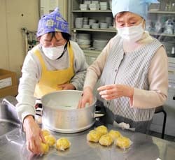 蒸し器にカボチャまんじゅうを準備する参加者