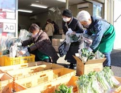 今期最後の営業を楽しむ来店客（中央）と部員ら