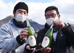 商品をアピールする西飯田酒造店杜氏（左）とJA職員（右）