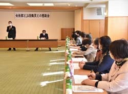 栗林組合長の情勢報告を聞く女性部員