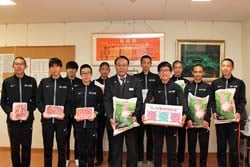 農産物を贈り選手を激励する高栁副組合長