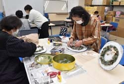 クリスマスリースづくりに挑戦する女性部員