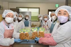 完成した安曇野うんめえ漬けをPRするメンバーら