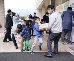 同JA職員らと一緒に支援米をトラックに積み込む園児