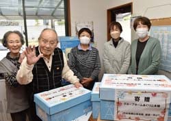 利用者にタオルを贈呈した役員ら