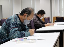 真剣に講習を受ける参加者