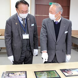 作品を審査する浅沼組合長と高栁副組合長（12月16日、佐久市猿久保の本所で）