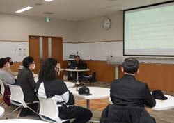 夏秋イチゴの栽培や農業経営について学ぶ参加者
