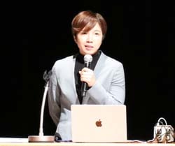 講演する小平さん14日、松本市にて