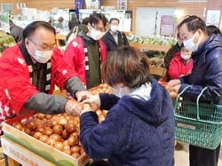 玉ネギを詰める利用者