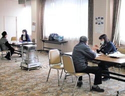 個別相談をする参加者（12月15日、長野県上田市真田町長）