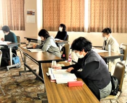 テキストで認知症を再確認する参加者