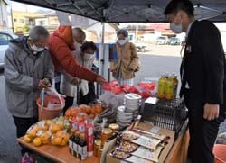 豊野町支所が開いた農産物直売市
