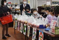 買い物客に声をかける児童ら
