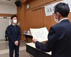 最優秀賞を受賞し表彰を受けた塩澤裕樹さん