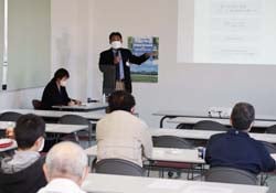 セルリーほ場における排水性改善の事例を説明する試験場の担当者